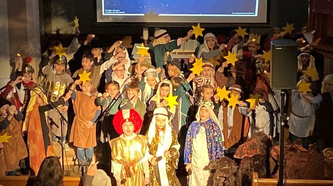 »Wir folgen dem Stern«: Willmandinger Grundschulkinder haben ein zauberhaftes Weihnachtsmusical aufgeführt. FOTO: PRIVAT