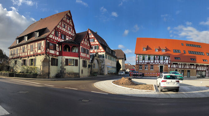 Die Schmuckstücke in Walddorfs neuer Ortsmitte. Links das alte Schloss, in der Mitte der alte Schweinemastbetrieb aus der Kaiser
