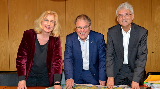 Ulrike Hotz, Thomas Keck und Stefan Dvorak sind zufrieden mit dem überarbeiteten Planentwurf.  FOTO: NIETHAMMER