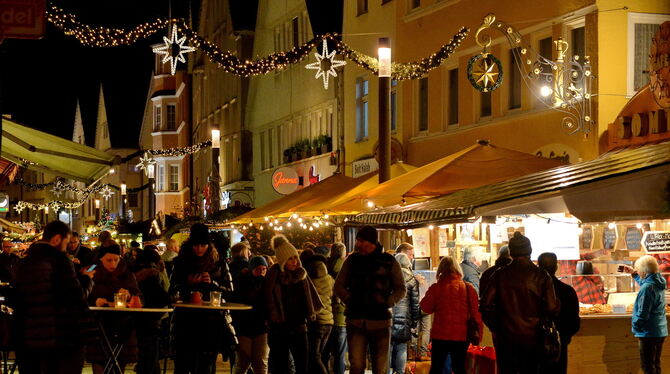 Lichterglanz und Glühweinduft: Sie sind wichtige Bestandteile des Reutlinger Weihnachtsmarktes. FOTO: NIETHAMMER