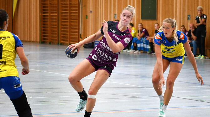 Metzingens Rückraumspielerin Lena Degenhardt (Mitte) hat schon länger Probleme mit der Patellasehne. Foto: Pieth