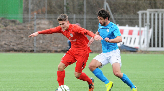Sven Schimmel (rechts) im Trikot des SVG Freibergs im Jahr 2018 im Duell mit Tom Schiffel vom SSV Reutlingen. FOTO: BAUR Sven Schimmel (rechts) im Trikot des SVG Freibergs im Jahr 2018 im Duell mit Tom Schiffel vom SSV Reutlingen. FOTO: BAUR