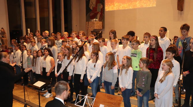 Fünftklässler des Gymnasium sangen beim Weihnachtskonzert bekannte Lieder. FOTO: IN