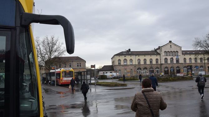 Der zentrale Platz vor dem Hauptbahnhof soll übersichtlicher und attraktiver für alle Nutzer werden.  FOTO: KREIBICH