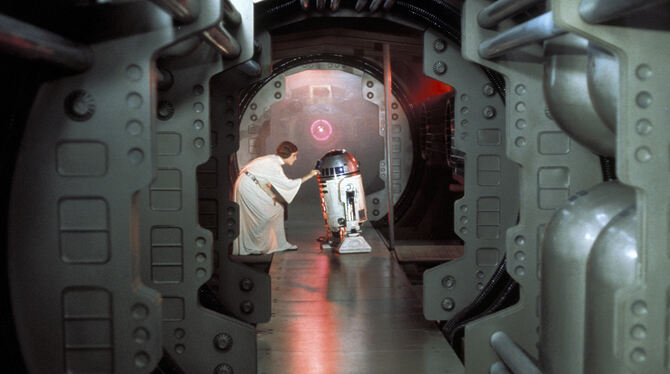 So fing 1977 alles an: Prinzessin Leia (Carrie Fisher) übergibt in höchster Not dem Droiden R2-D2 eine Botschaft mit einem Hilfe