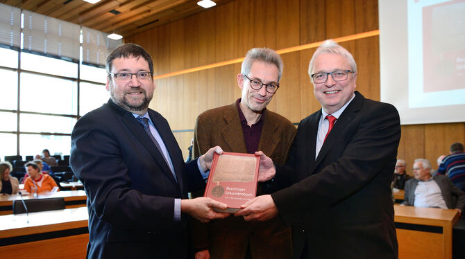 Übergabe des Reutlinger Urkundenbuchs im Rathaus (von links): Historiker Dr. Bernhard Kreutz mit Stadtarchivar Dr. Roland Deigen