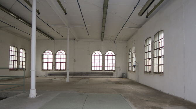 Der Raum im oberen Bateurgebäude der Alten Spinnerei hat seinen Reiz durch die Größe und die kleinteiligen Rundbögenfenster.  FO