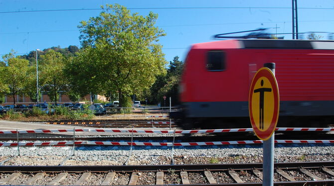 Den höhengleichen »Karrenübergang« über die Gleise 1 und 2 des Metzinger Bahnhofs hat die Bahn bei Gleisbauarbeiten im Sommer 20