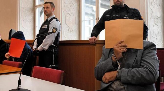 Der Angeklagte sitzt mit gefesselten Händen auf der Anklagebank