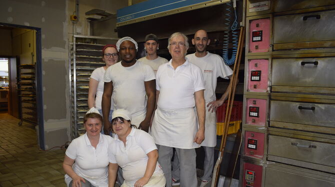 Ein letztes Gruppenfoto vor den Öfen in der Backstube mit dem Birgel-Team: Elke, Lisa, Henry, Isabell, Maiko, Willy Birgel und D Ein letztes Gruppenfoto vor den Öfen in der Backstube mit dem Birgel-Team: Elke, Lisa, Henry, Isabell, Maiko, Willy Birgel und D
