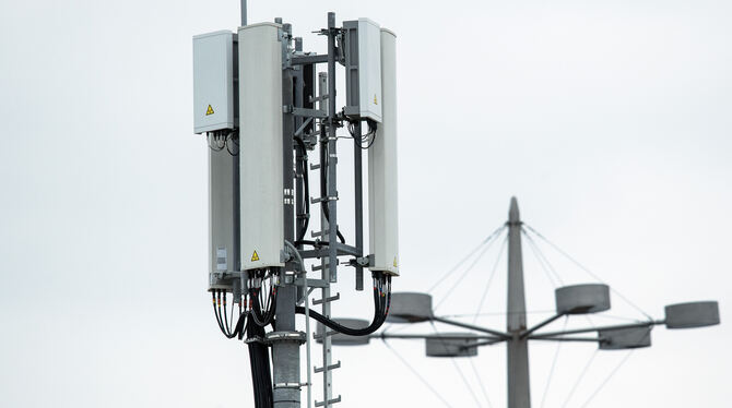 Antennen für das 5G-Netz (kleine graue Kästen) sind an der Spitze dieses Mobilfunkmastes angebracht.   FOTO: DPA
