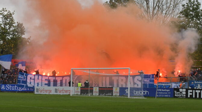 Die Kickers-Fans zünden während der Oberliga-Partie in Reutlingen Pyros.   FOTO: MEYER
