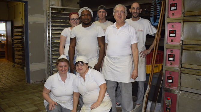 Ein letztes Gruppenfoto mit dem Birgel-Team vor frischen Brezeln und den Öfen in der Backstube: (stehend von links) Lisa, Henry, Ein letztes Gruppenfoto mit dem Birgel-Team vor frischen Brezeln und den Öfen in der Backstube: (stehend von links) Lisa, Henry,