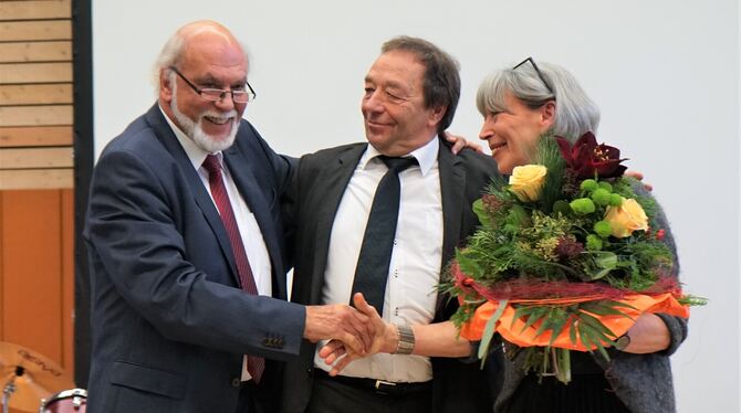 KBF-Stiftungsrat Thomas Seyfarth (links) dankte und verabschiedete Vorstand Gert Mohler, der nun mehr Zeit für Ehefrau Eva Rieth