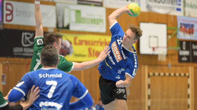 Erzielte neun Tore für den VfL Pfullingen: Rückraumspieler Lukas Fischer (mit Ball).  FOTO: BAUR