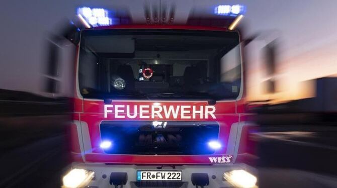 Feuerwehrfahrzeug im Sonnenuntergang