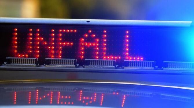 Polizei mit Unfall-Signal Polizei mit Unfall-Signal