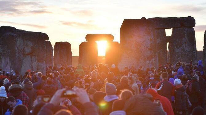 Sonnenwende-Feier an Stonehenge-Kreisen