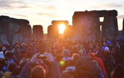 Sonnenwende-Feier an Stonehenge-Kreisen
