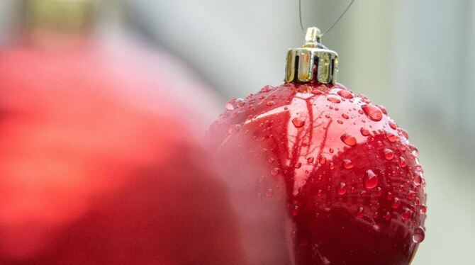 Regentropfen an Christbaumkugeln