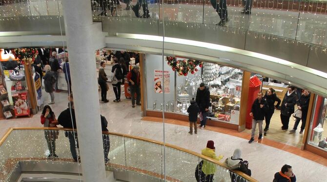 Viel Kundschaft, die sich beraten lässt: Szene a, Samstag in der Müllergalerie. FOTO: SPIESS