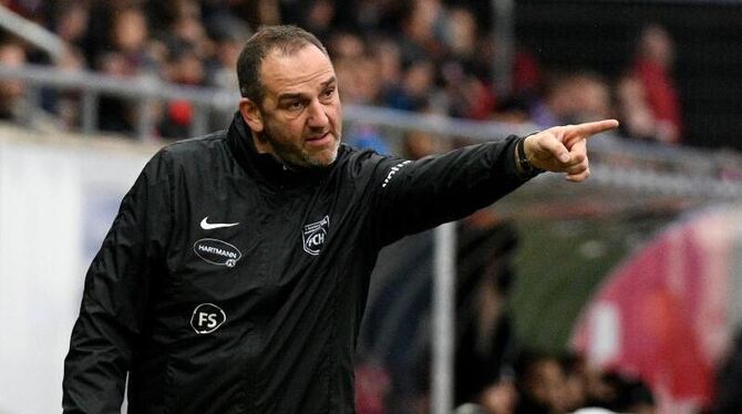 Frank Schmidt gibt an der Seitenlinie Anweisungen