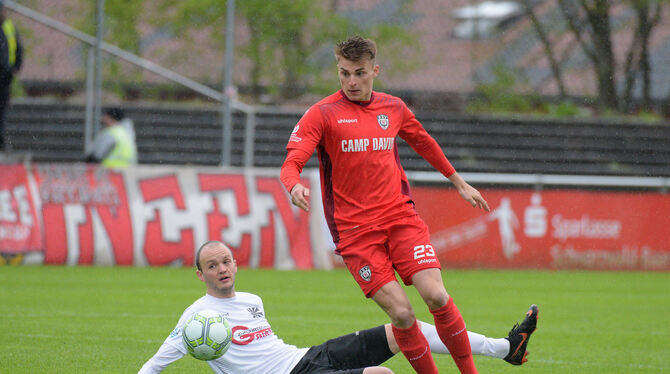Wieder für den SSV Reutlingen am Ball: Tim Schwaiger (rotes Trikot). FOTO: BAUR Wieder für den SSV Reutlingen am Ball: Tim Schwaiger (rotes Trikot). FOTO: BAUR
