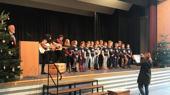 Die Kinder der Sternbergschule sangen beim Seniorennachmittag.  FOTO: BETZ