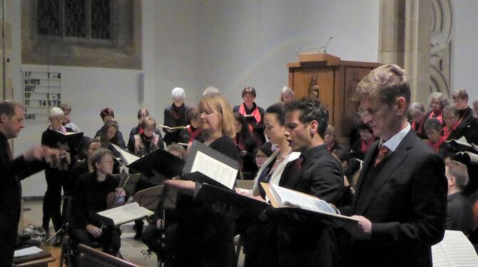 Die Solisten der Aufführung in der Martinskirche, hinten der Chor.  FOTO: BERNKLAU