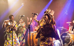 Sängerin Fanta Mara Diabaté beim Auftritt mit Nomad im franz.K.  FOTO: KAISER-WIELER