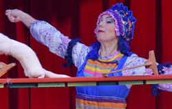 Skurril und drollig: Alino Malko und ihr Frettchen.