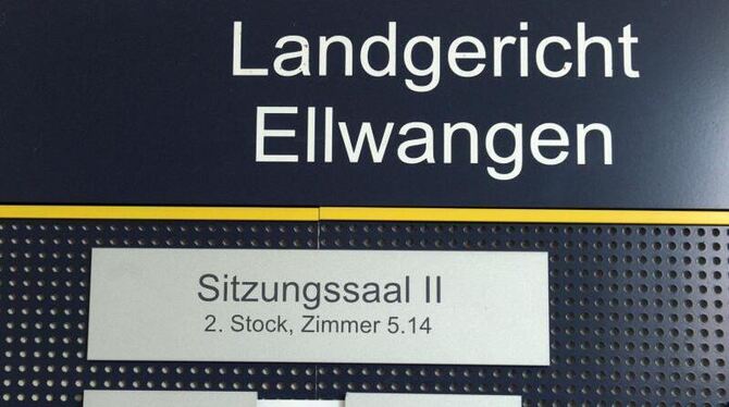 Eine Tafel weist auf das Landgericht Ellwangen hin.