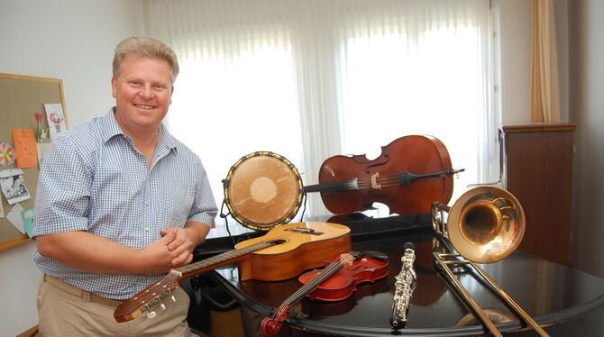 Bruno Seitz, der Leiter der Metzinger Musikschule, mit einer Auswahl an Instrumenten. Diese spielen im Instrumentenkarussell mit
