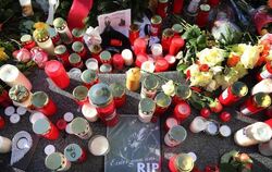 Trauerbekundungen und Grablichter am Königsplatz