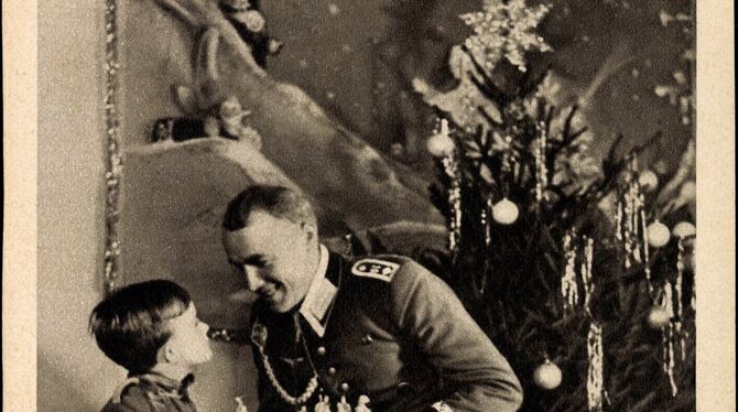 Kriegsweihnacht als heile Welt inszeniert: Eine Postkarte aus jener Zeit zeigt einen Wehrmachtssoldaten, der seinem Sohn Geschen