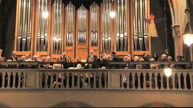 Die Chorgemeinschaft St. Wolfgang mit Instrumentalisten und Solisten beim Schlussapplaus auf der Empore der Reutlinger St.-Wolfg