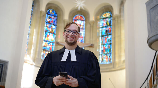 Nicolai Opifanti predigt in der Offline-Welt als Pfarrer in Stuttgart-Degerloch.