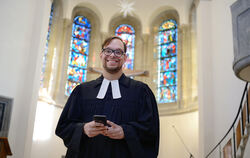 Nicolai Opifanti predigt in der Offline-Welt als Pfarrer in Stuttgart-Degerloch.