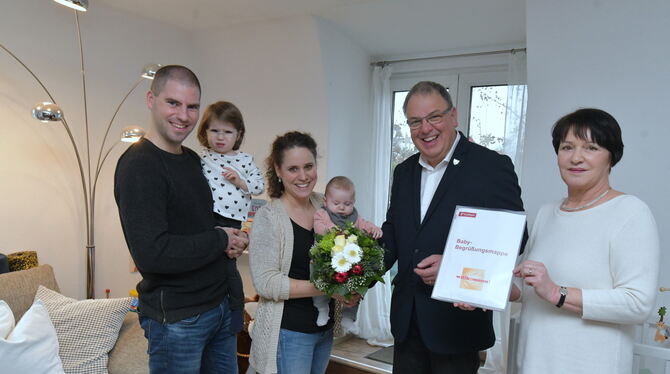 Oberbürgermeister Thomas Keck (rechts) begrüßt die kleine Valentina persönlich als Neubürgerin von Altenburg. Gudrun Kalka (rech