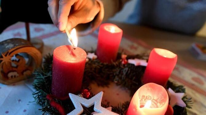 Die vier Kerzen eines Adventskranzes leuchten