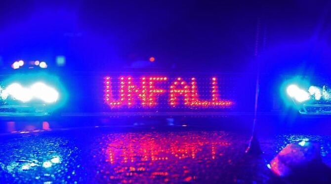 Während einer Unfallaufnahme ist das Blaulicht und der LED- Schriftzug »Unfall« zu sehen.