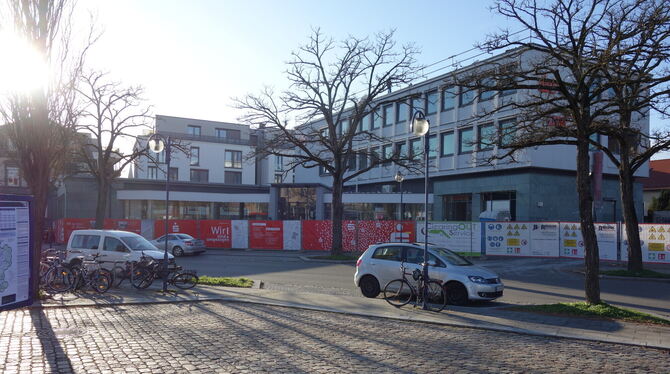Die bisherige Hauptfiliale der Kreissparkasse Reutlingen in Metzingen wird derzeit entkernt, Anfang des neuen Jahres dann abgeri