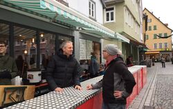 Die längste Theke des Heiligenmorgens: Bernd Stöhr (rechts) im Gespräch mit Inhaber Markus Benz. FOTO: GLAGE