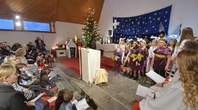 Wie in vielen anderen Orten war auch in Gönningens katholischer St.-Michael-Kirche das Krippenspiel Auftakt der Weihnachtsfeiern