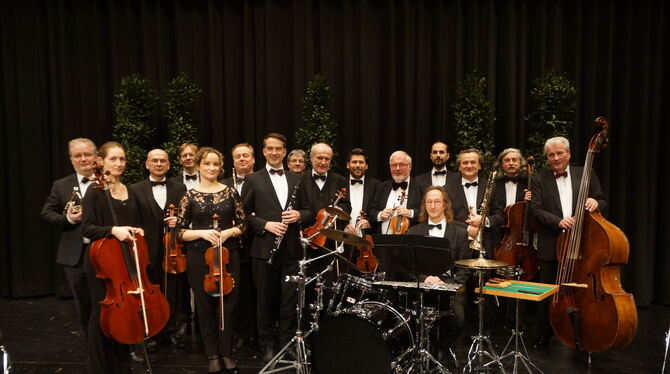 Das Johann-Strauss-Festival-Orchester tritt beim Neujahrskonzert auf. Noch einmal als Musiker und Moderator dabei: Paul Deppe al