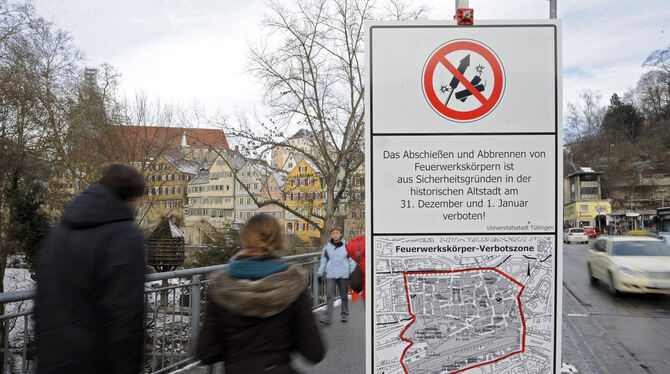 Verbotsschild auf der Neckarbrücke, die Sperrzone ist rot markiert. FOTO: DPA Verbotsschild auf der Neckarbrücke, die Sperrzone ist rot markiert. FOTO: DPA