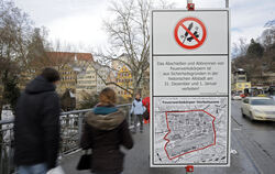 Verbotsschild auf der Neckarbrücke, die Sperrzone ist rot markiert. FOTO: DPA