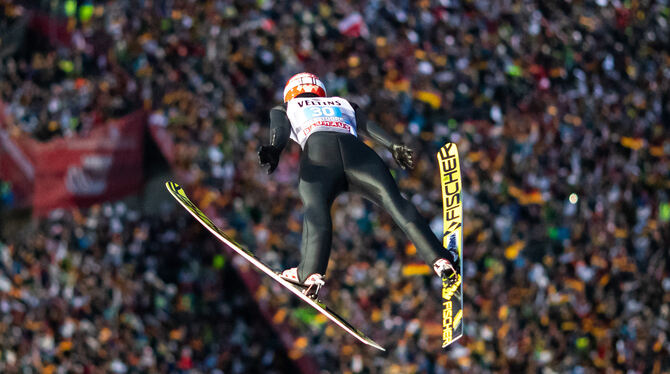 Beim Auftaktspringen in Oberstdorf am Sonntag springt der Deutsche Markus Eisenbichler wieder 27 000 Fans entgegen. FOTO: DPA