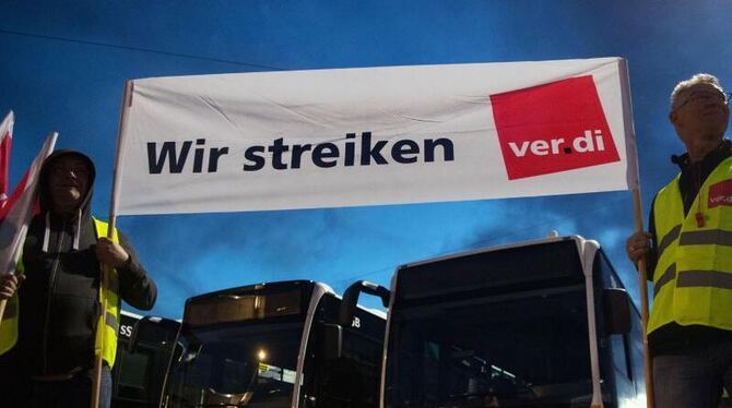 Mitarbeiter der SSB stehen bei einem Streik vor Bussen