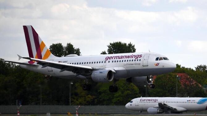 Ein Flugzeug von Germanwings landet auf einem Flughafen